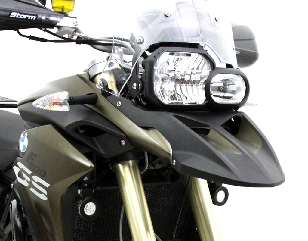 Dettaglio del fissaggio del supporto faretti DENALI sulla F 800 GS