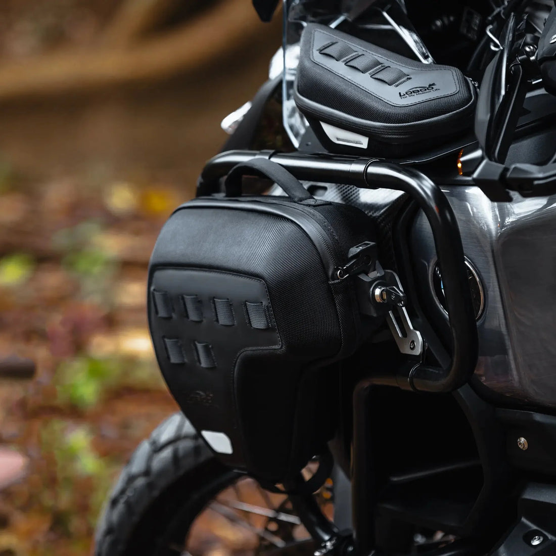 Borsa da 5 L montata sul fianchetto della BMW R 1300 GS Adventure, in fuoristrada