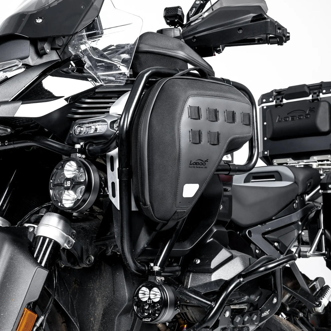 BMW R 1300 GS Adventure di lato con borsa paramotore, valigia laterale e faretti supplementari