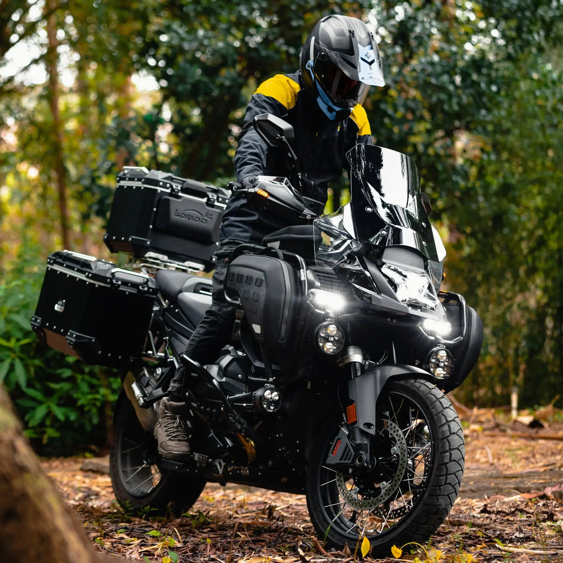 BMW R 1300 GS Adventure su sterrato con borse paramotore, valigie laterali e bauletto
