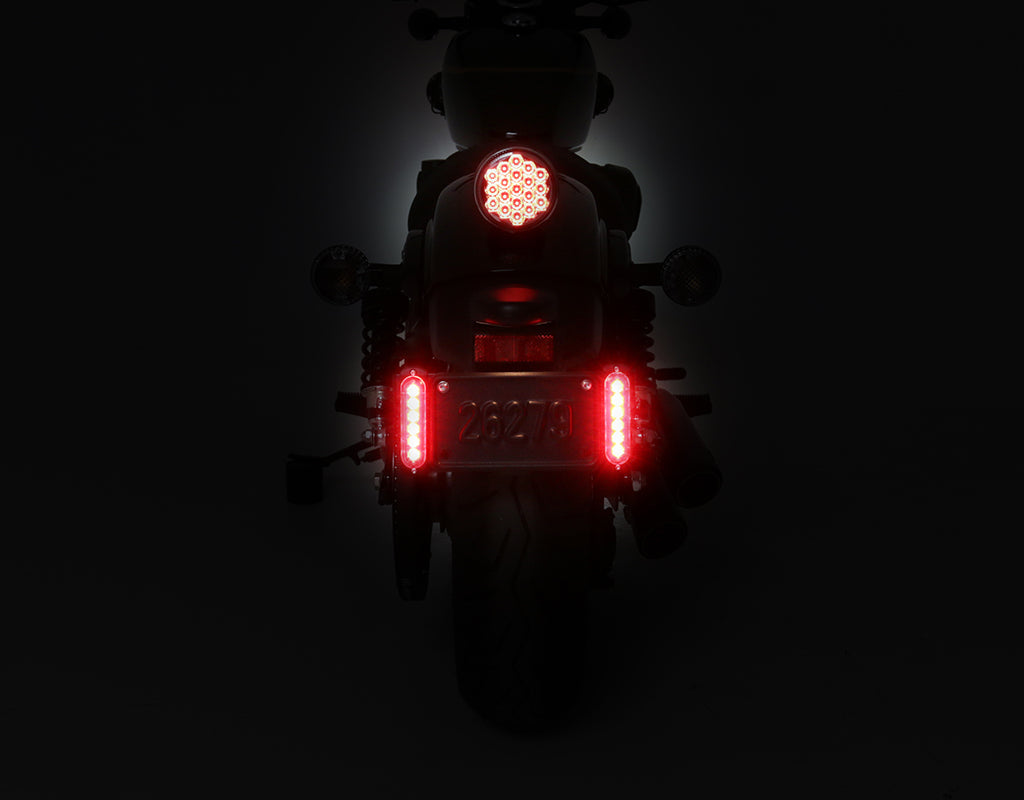 Luce freno B6 montata a lato della targa con supporto a sbalzo DENALI