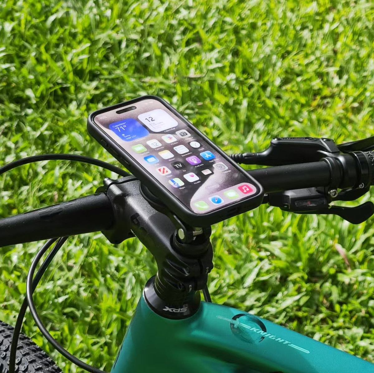 In linea con lo sguardo – porta cellulare Outplorer QB02
