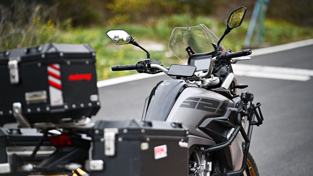 Moto adventure con valigie e porta cellulare Outplorer QM02 montato sul manubrio