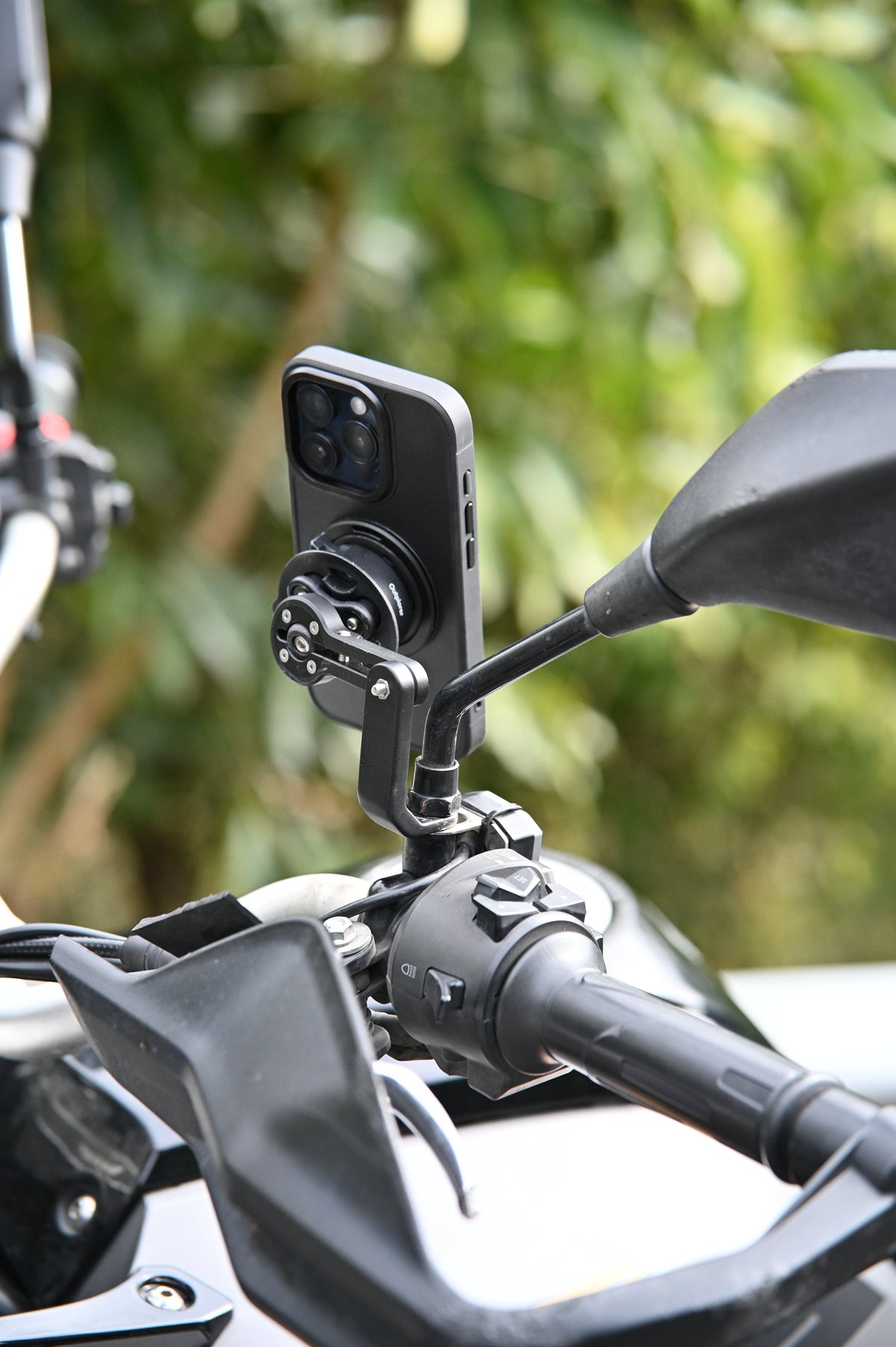 Alla base dello specchietto – porta cellulare Outplorer QM05