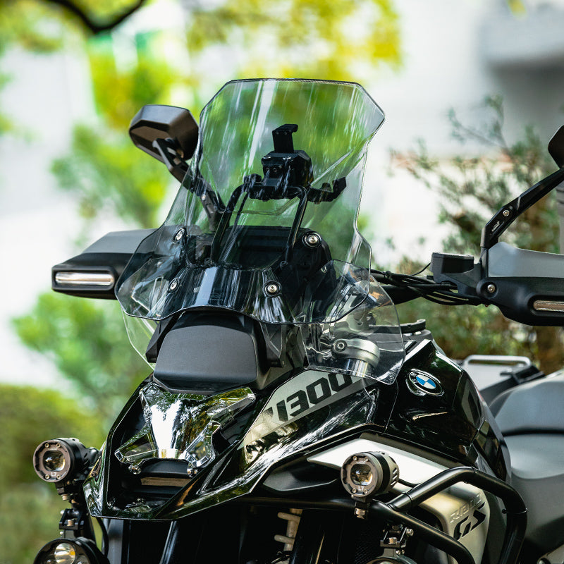Parabrezza trasparente sulla BMW R 1300 GS visto di fronte, in posizione alta