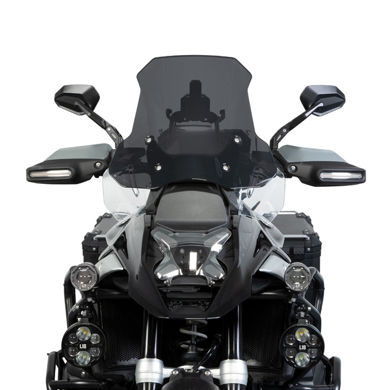 Parabrezza scuro montato sulla BMW R 1300 GS, vista frontale su fondo bianco