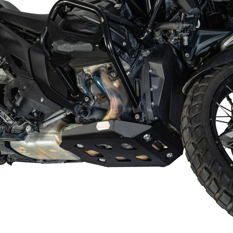 Paracoppa LOBOO sotto il motore della BMW R 1300 GS, vista di lato dal basso