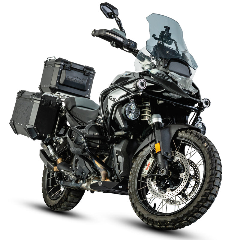 BMW R 1300 GS con paracoppa LOBOO e valigie, vista anteriore di tre quarti