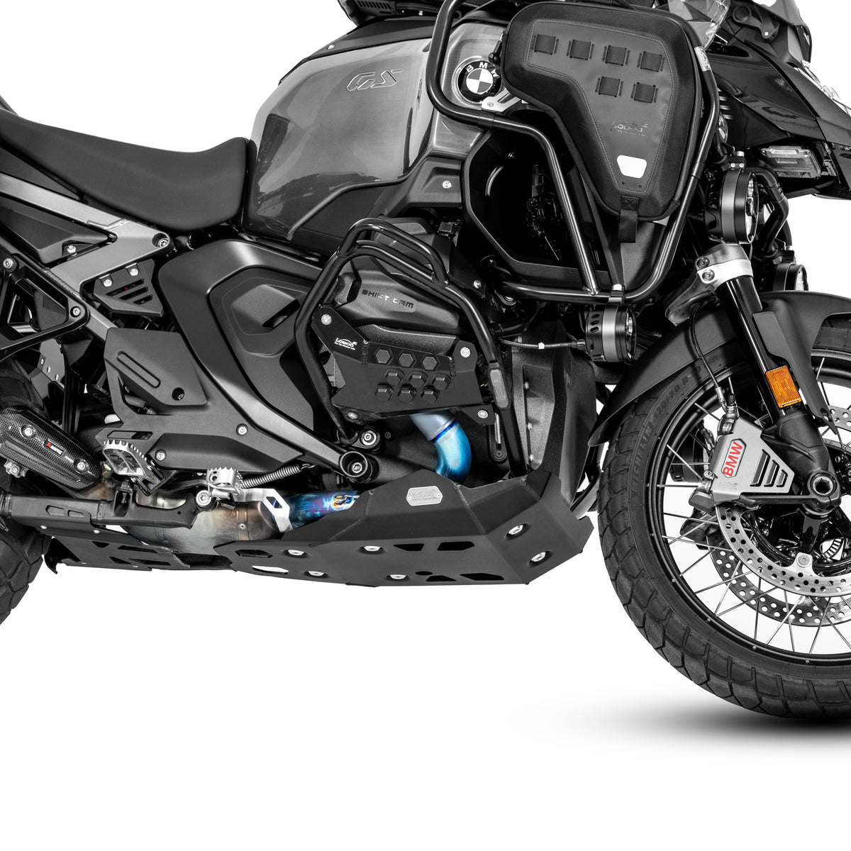 Paracoppa nero sotto il motore della BMW R 1300 GS Adventure, vista dal basso di tre quarti