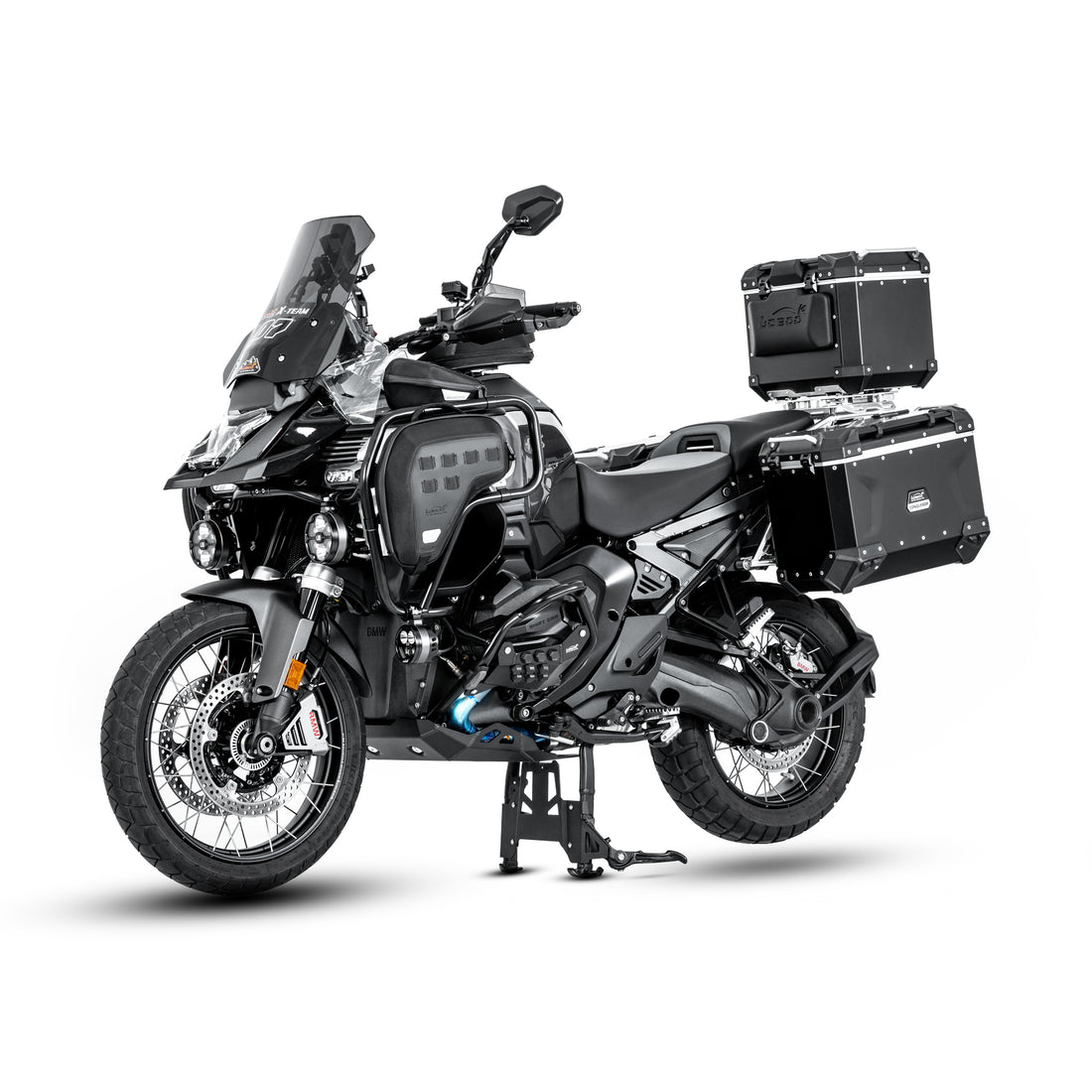 BMW R 1300 GS Adventure con paracoppa nero e valigie in alluminio, vista anteriore di tre quarti