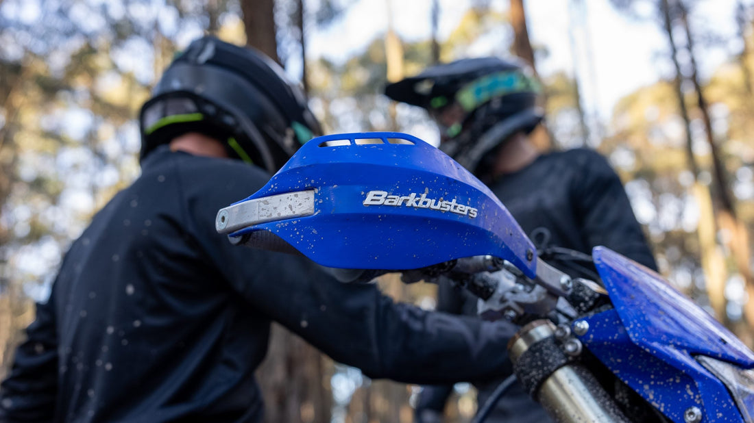 Paramani Barkbusters EGO-201 blu montati su una moto da enduro