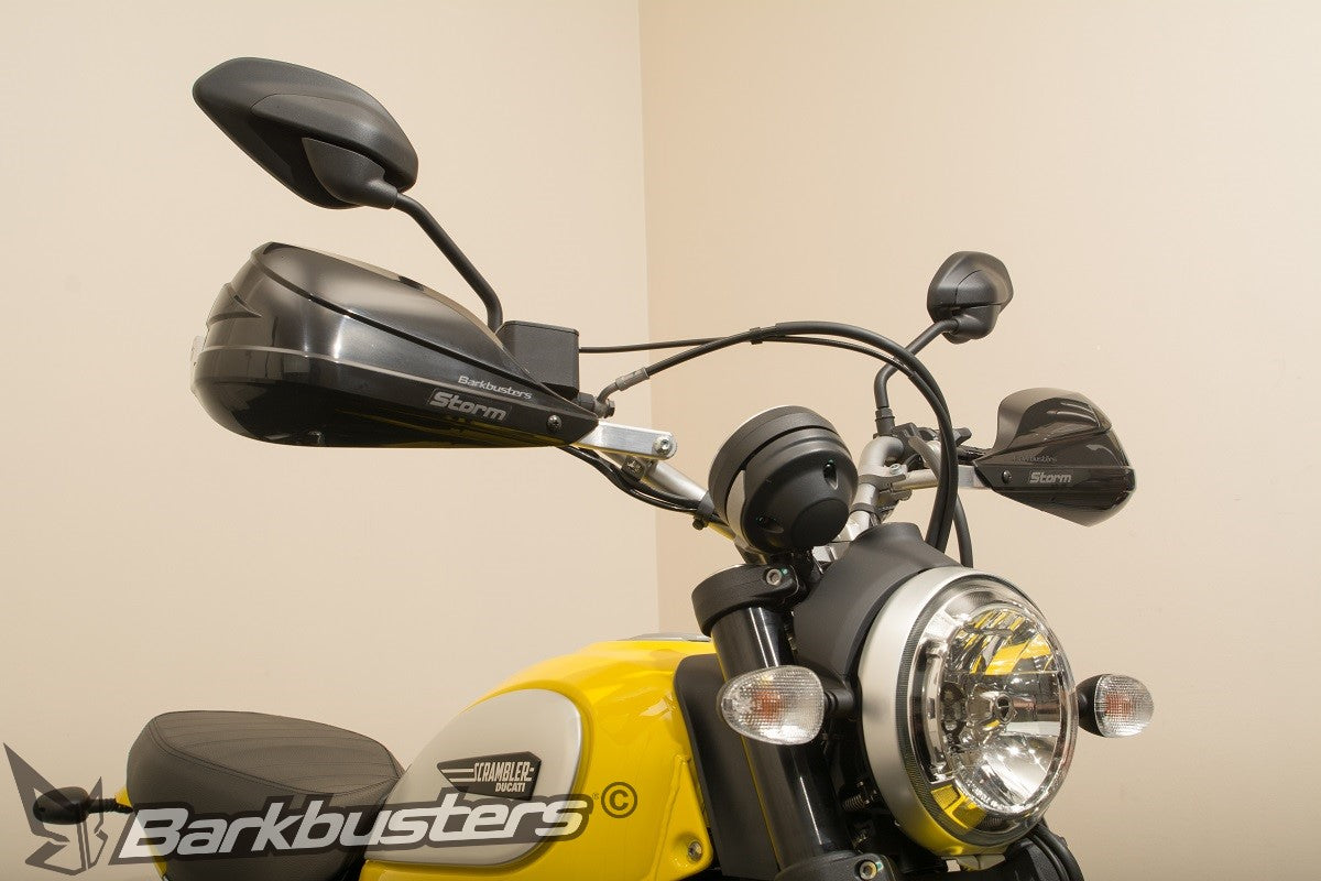 Paramani Barkbusters STORM montati su Ducati Scrambler gialla con kit BHG-060, tre quarti anteriore