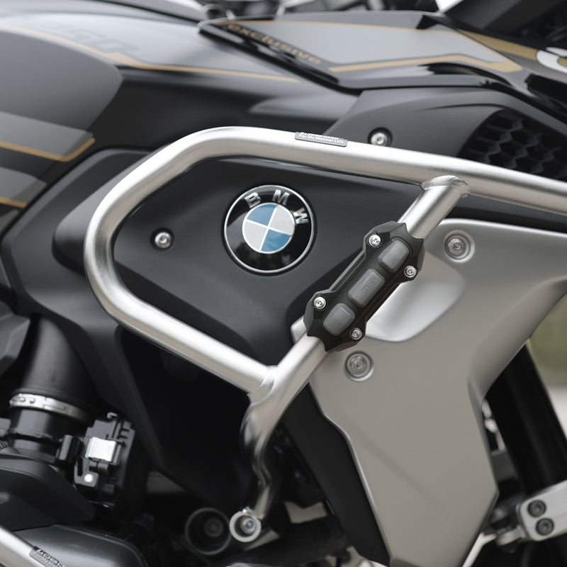 Protezione LOBOO su barra paramotore in acciaio inox di una BMW GS, accanto allo stemma sul cilindro