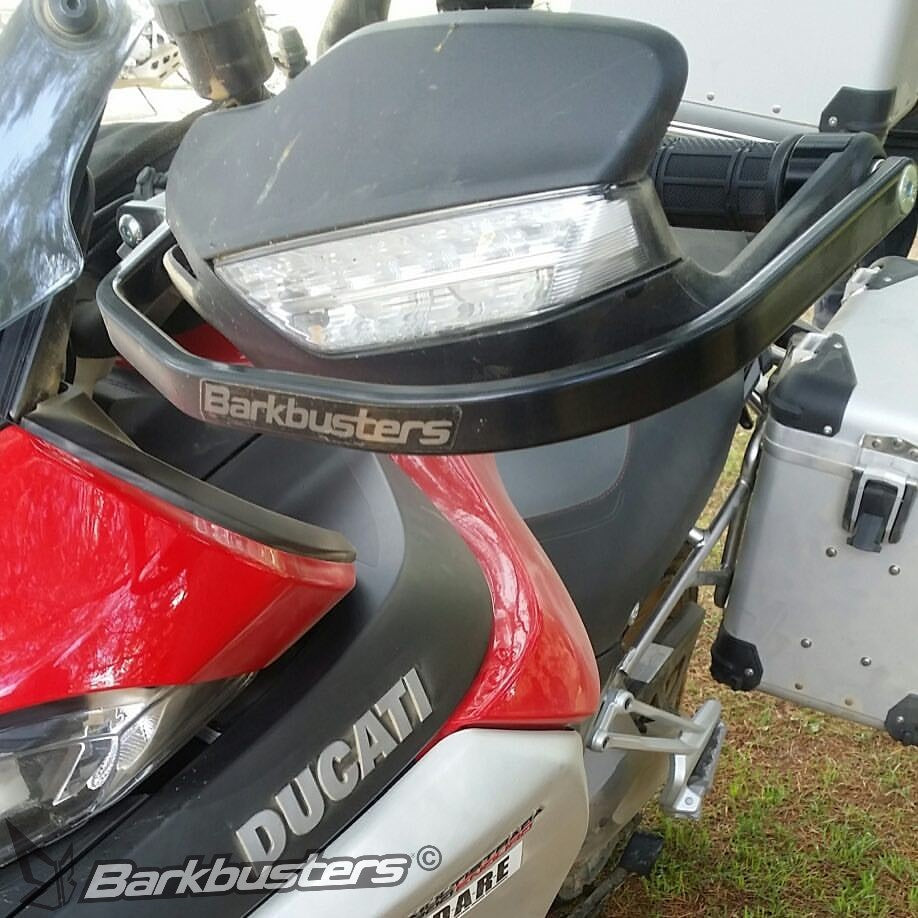 Protezione paramani Barkbusters BLG-016 montata sul paramano originale Ducati