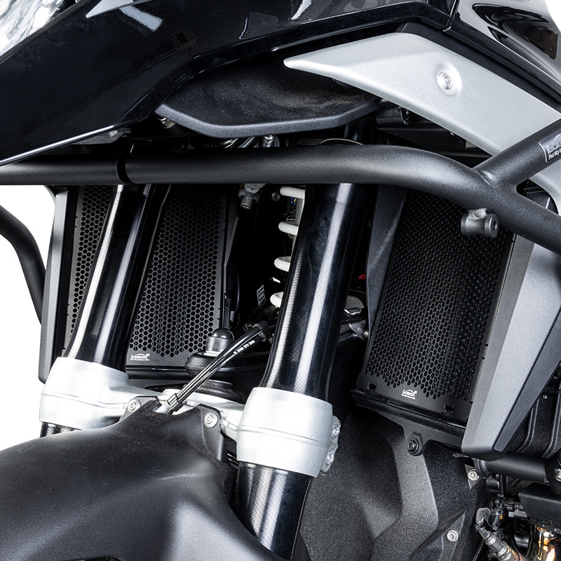 Protezione radiatore LOBOO CHW131 montata sul radiatore sinistro di una BMW R 1300 GS