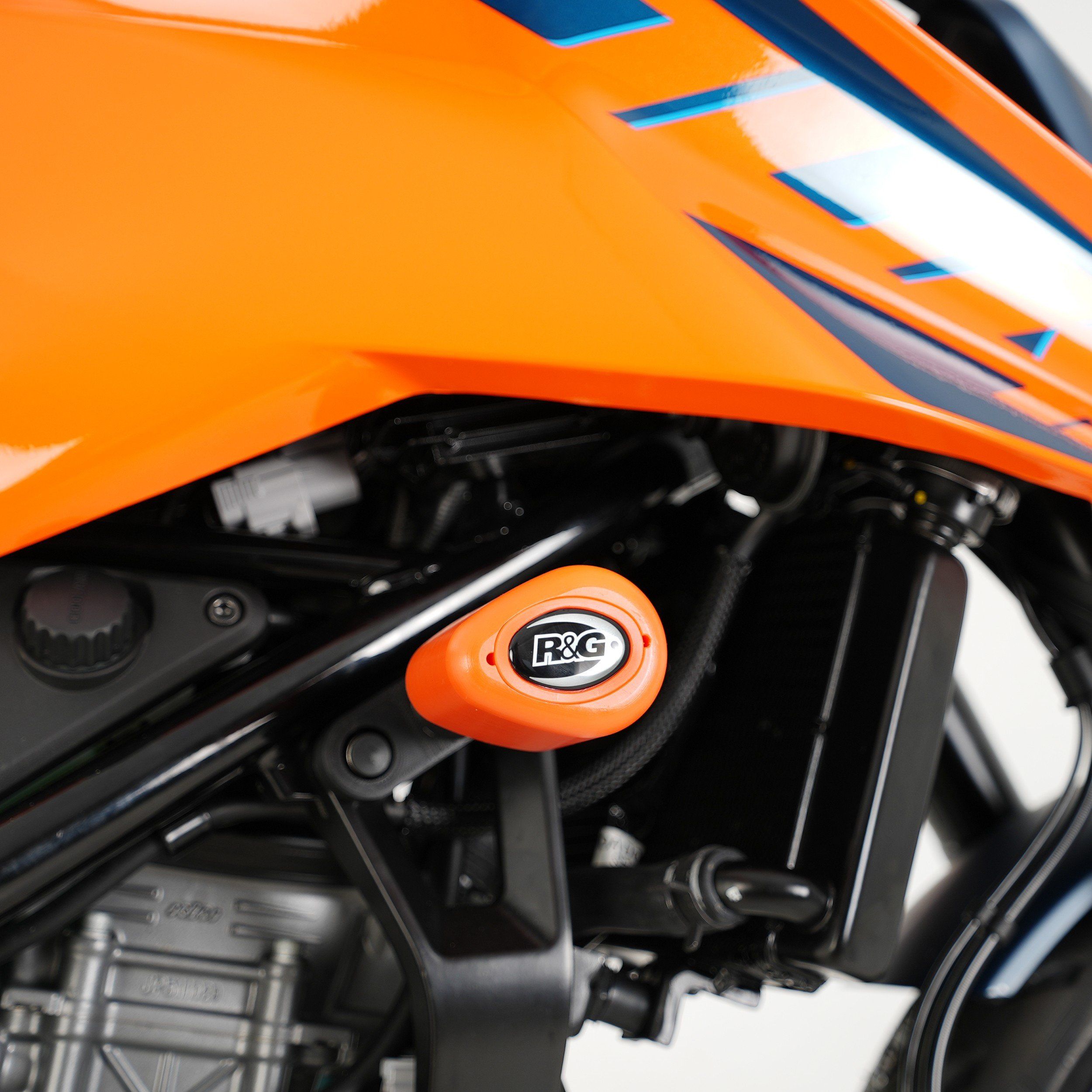 R&G Racing Tamponi protezione telaio per KTM 125/250/390 Duke '24- di colore arancione