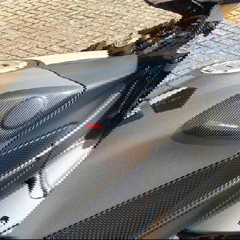 Sliders Serbatoio In Carbonio Yamaha Yzf R1 09 14 Finitura Lucida 71550 - Endurrad