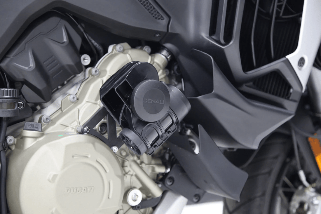 Staffa per clacson SoundBomb DENALI montata sulla Ducati Multistrada V4 – vista 3