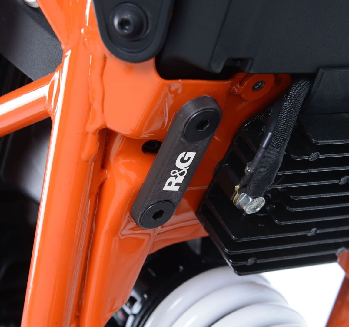 Staffa supporto scarico + piastra fori pedane posteriori, KTM 125 Duke '17 - ENDURRAD