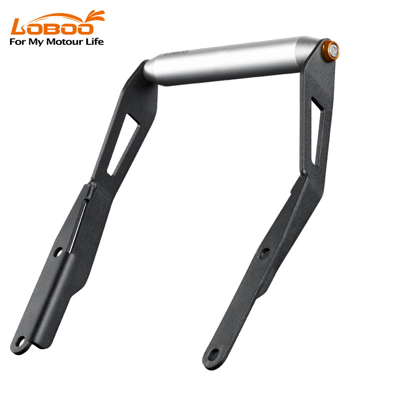 Kit supporto navigatore per CFMOTO 800MT visto di tre quarti, staffe nere e traversa in alluminio