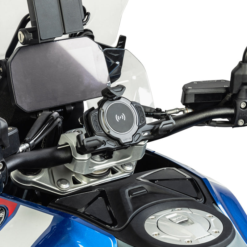 LOBOO PH02S installato sul manubrio di una maxi enduro, con cavo di alimentazione collegato all'impianto