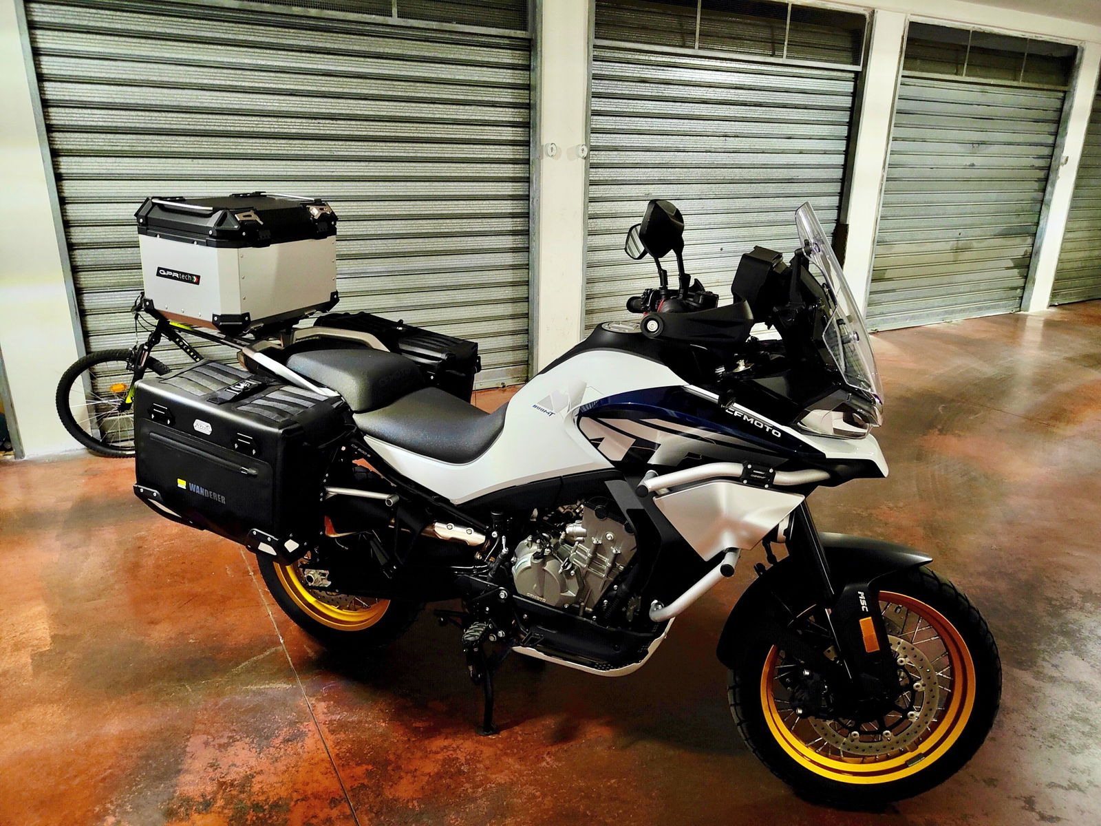 Valigie semirigide LOBOO Wanderer montate su CFMOTO 800MT Explore, foto del cliente Fabio De Florio