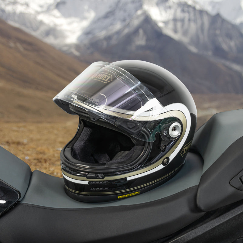 Casco con pellicola fotocromatica in ambiente di montagna