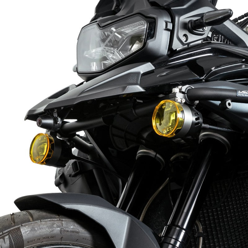 Moto adventure con faretti supplementari LOBOO L7S montati sulla barra paramotore