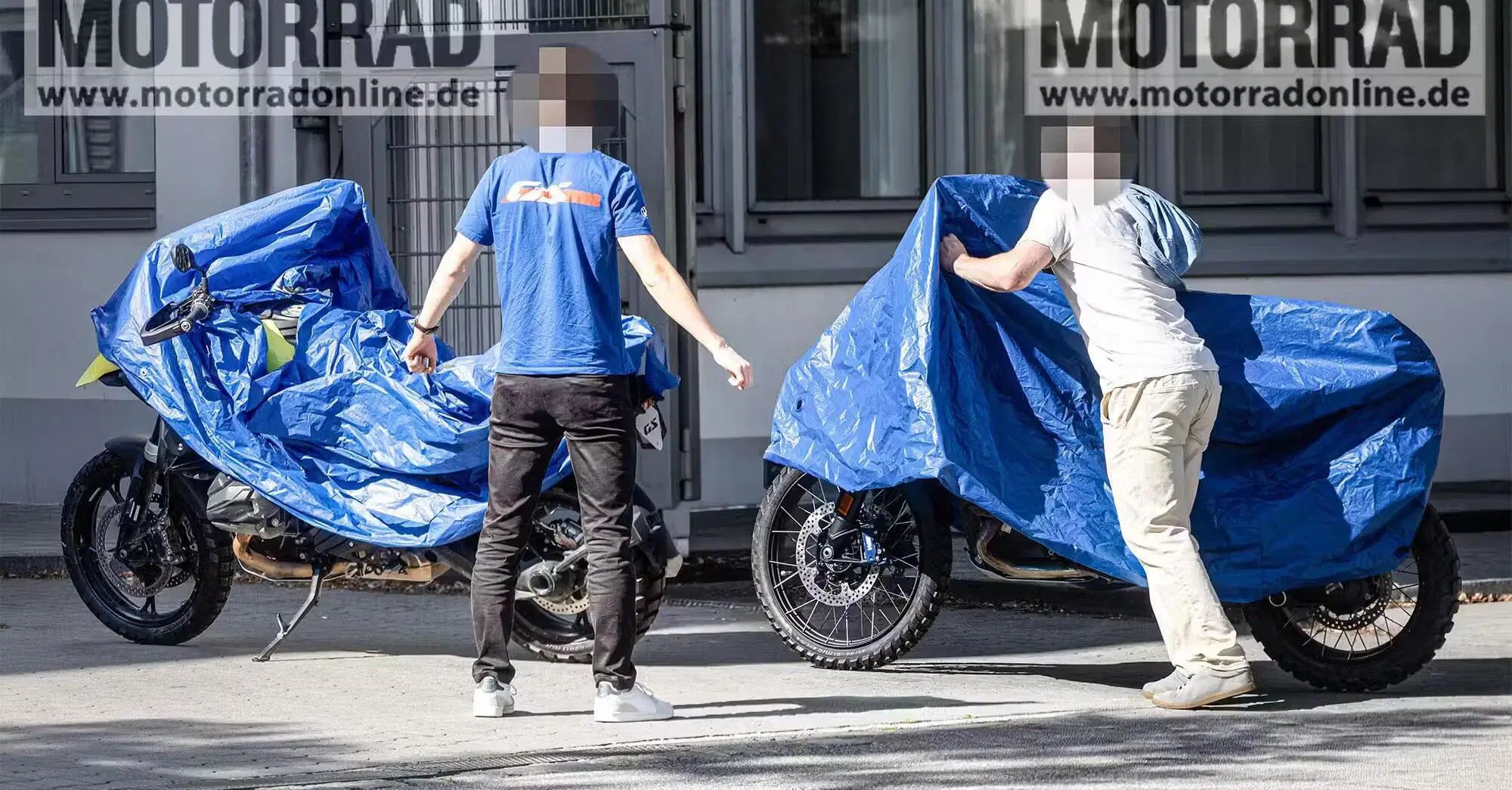 Prototipo BMW M 1300 GS coperto da telo con ruota anteriore da 21 pollici, foto spia 2026