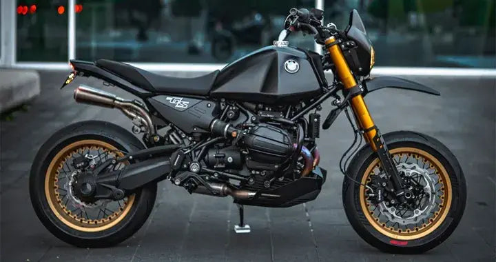 BMW R 12 G/S Sumo nera opaca di profilo destro, con cerchi a raggi dorati da 17 pollici, forcella dorata e scarico alto