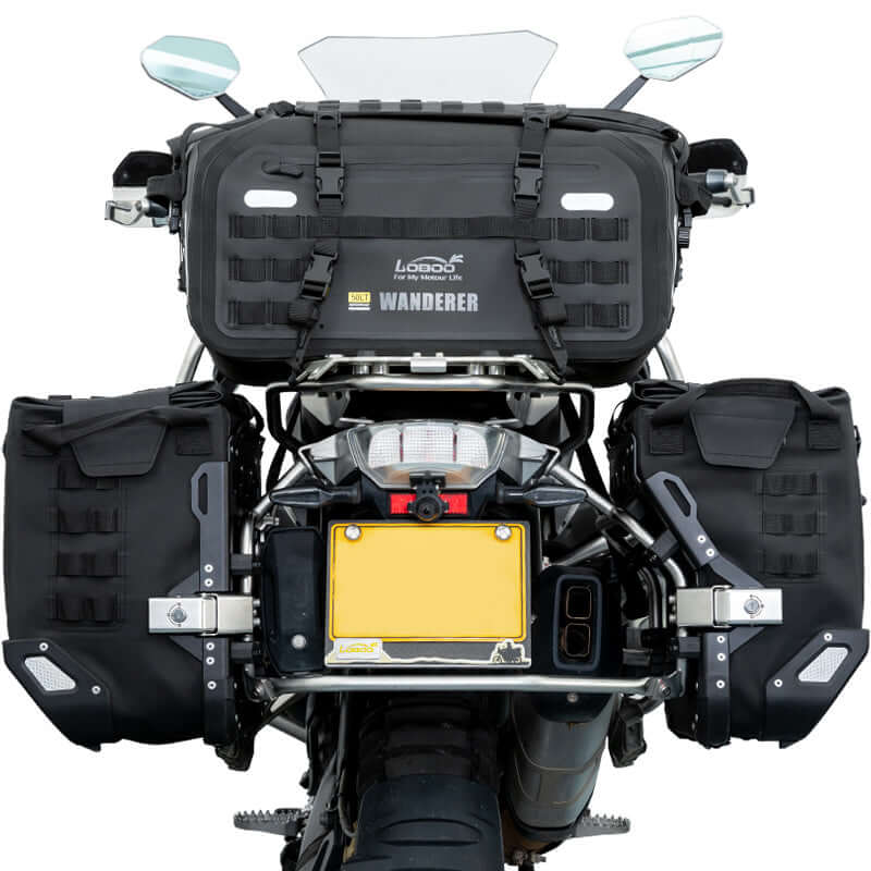 Borsa posteriore LOBOO Wanderer 50 L montata sul portapacchi di una moto adventure con valigia laterale