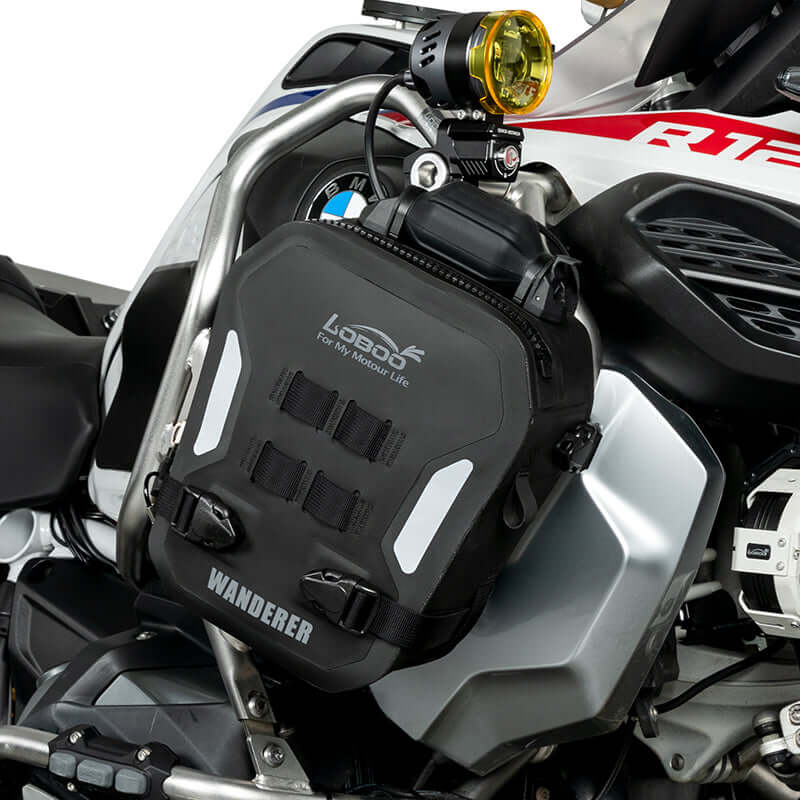 BMW R 1250 GS Adventure con coppia di borse gonfiabili LOBOO Wanderer montate sulle barre paramotore