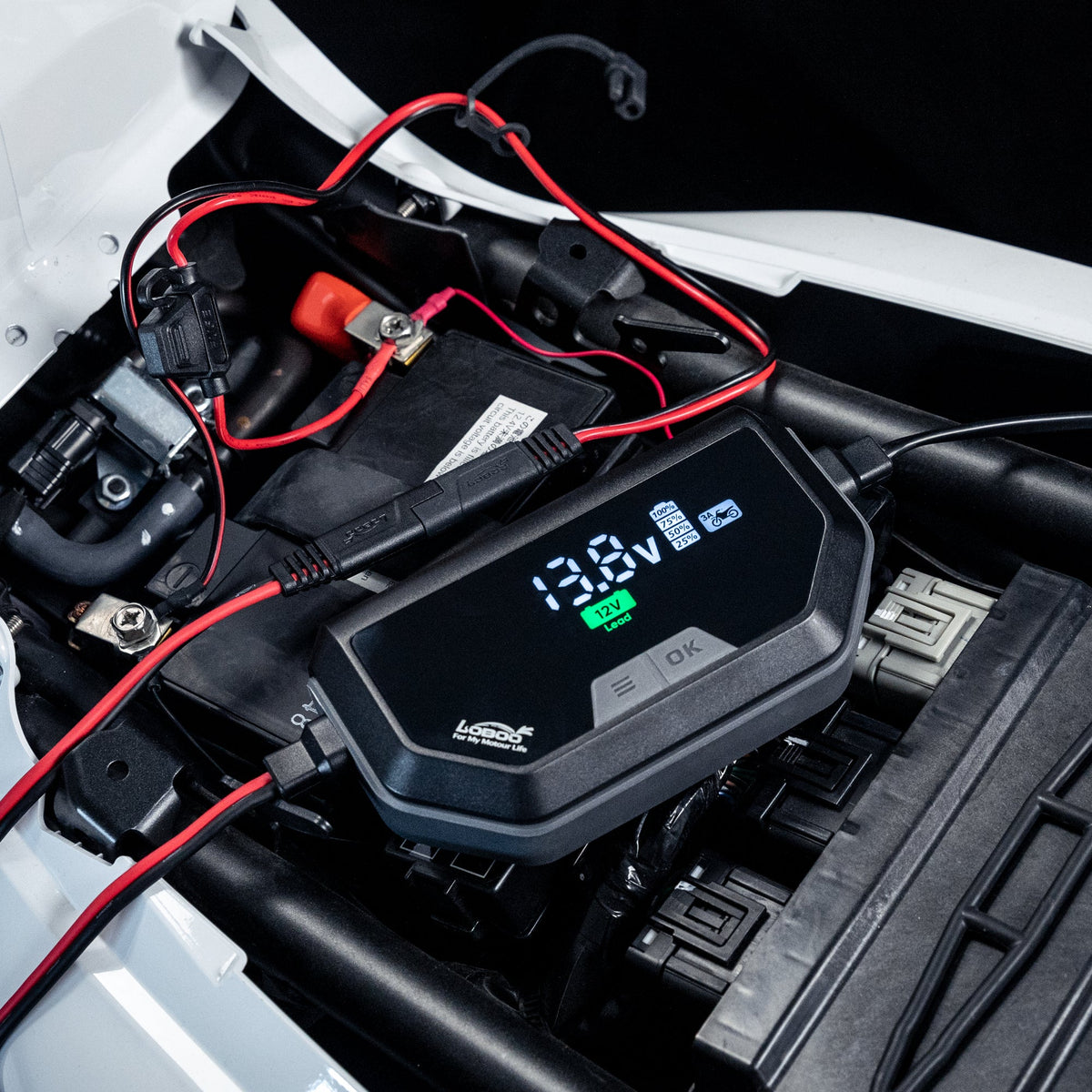 Mantenitore di carica collegato alla batteria di una moto, alloggiato sotto la sella