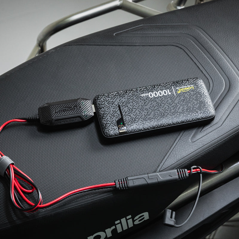 Ricarica della batteria della moto con il caricabatterie C20Pro e una power bank, senza presa di corrente