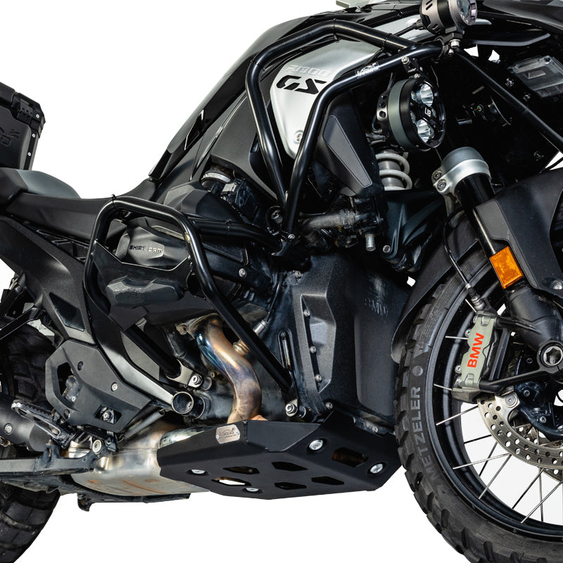 BMW R 1300 GS con paracoppa LOBOO montato sotto il motore, vista anteriore di tre quarti