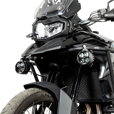 Coppia di fari L11 installata su moto adventure
