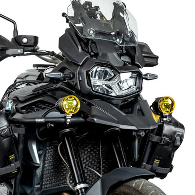 Vista frontale della moto con la coppia di fari ausiliari L7S installata