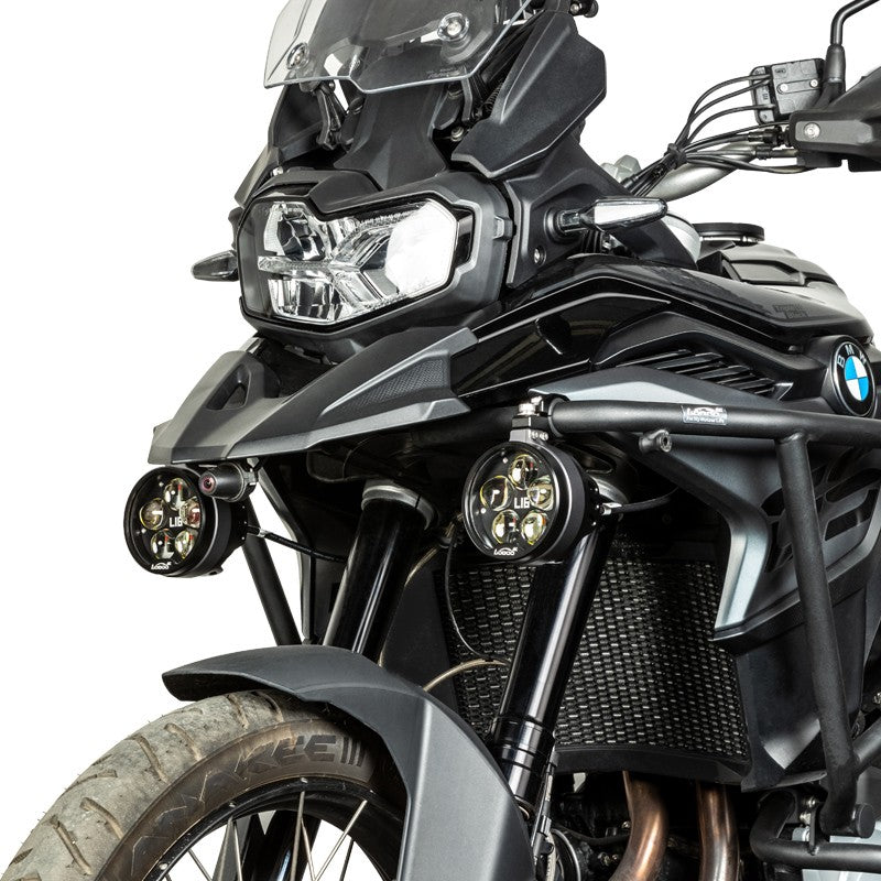 Coppia di fari L16 sul frontale di una BMW GS