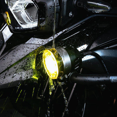 Faro LOBOO L7S acceso con filtro giallo, sotto la pioggia