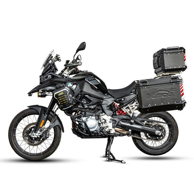 Moto adventure equipaggiata con fari L7S, vista laterale