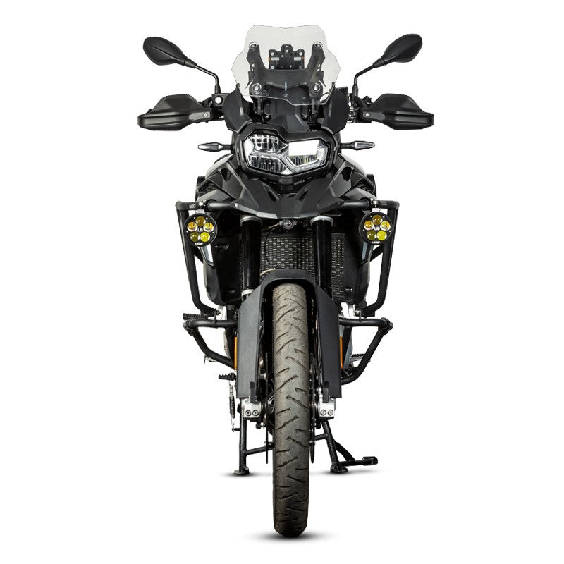 Moto adventure equipaggiata con i fari ausiliari LOBOO L16