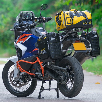 Borsa BWB gialla montata su moto adventure con valigie laterali