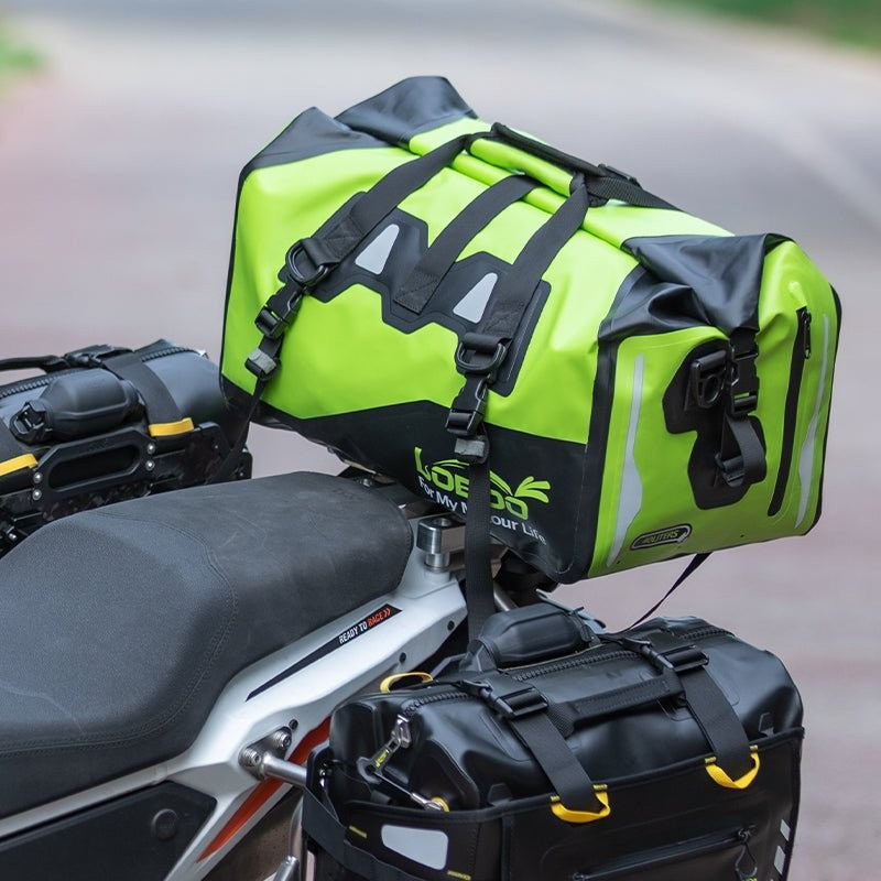 Borsa BWB verde montata sul posteriore di una moto adventure