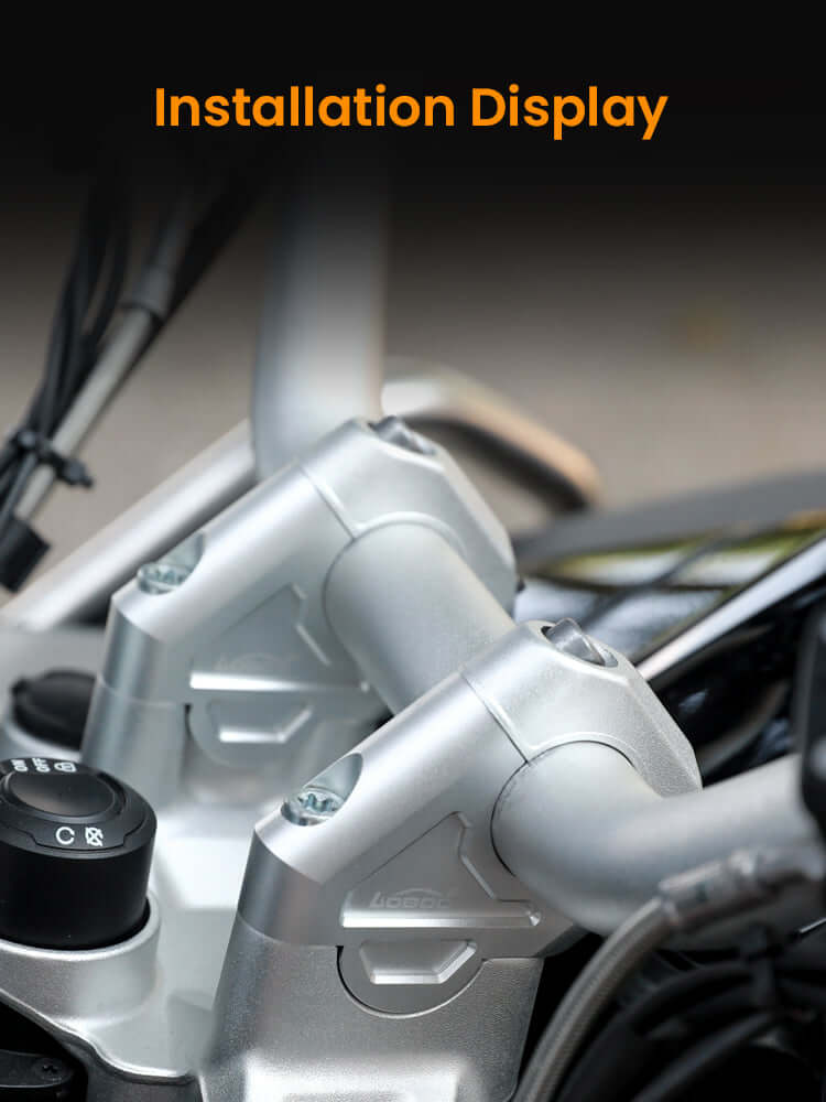 Coppia di riser LOBOO installati sulla piastra di sterzo di una BMW R 1250 GS