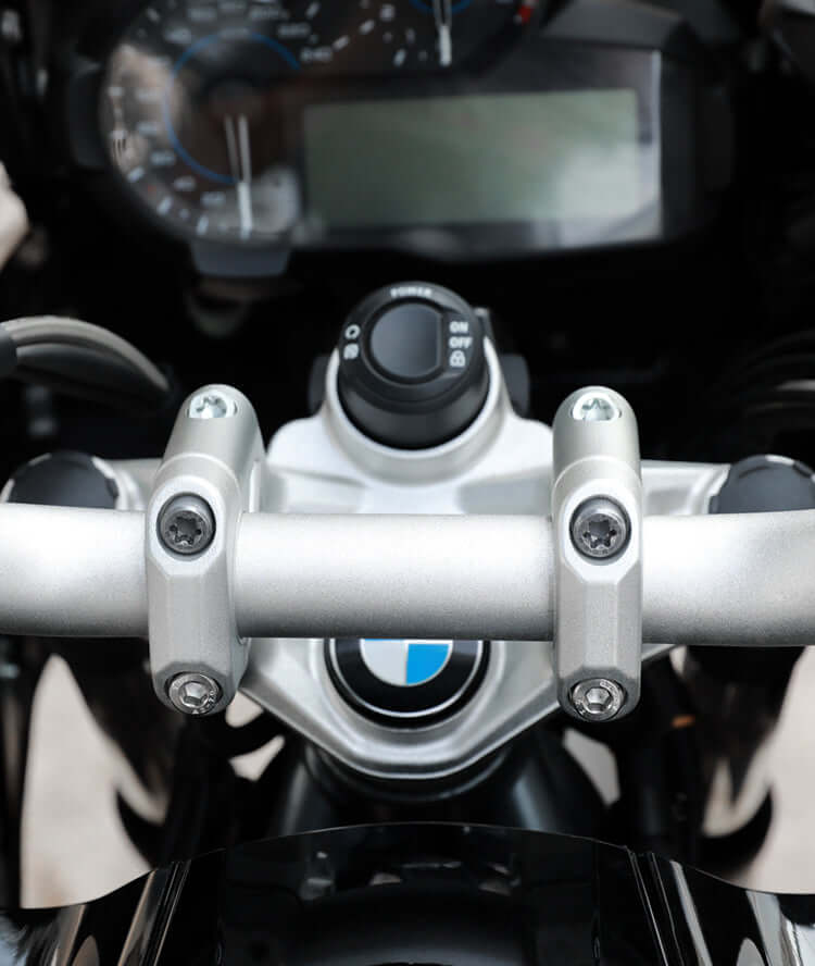 Vista dalla sella del manubrio rialzato con i riser LOBOO su BMW GS, cablaggi originali invariati
