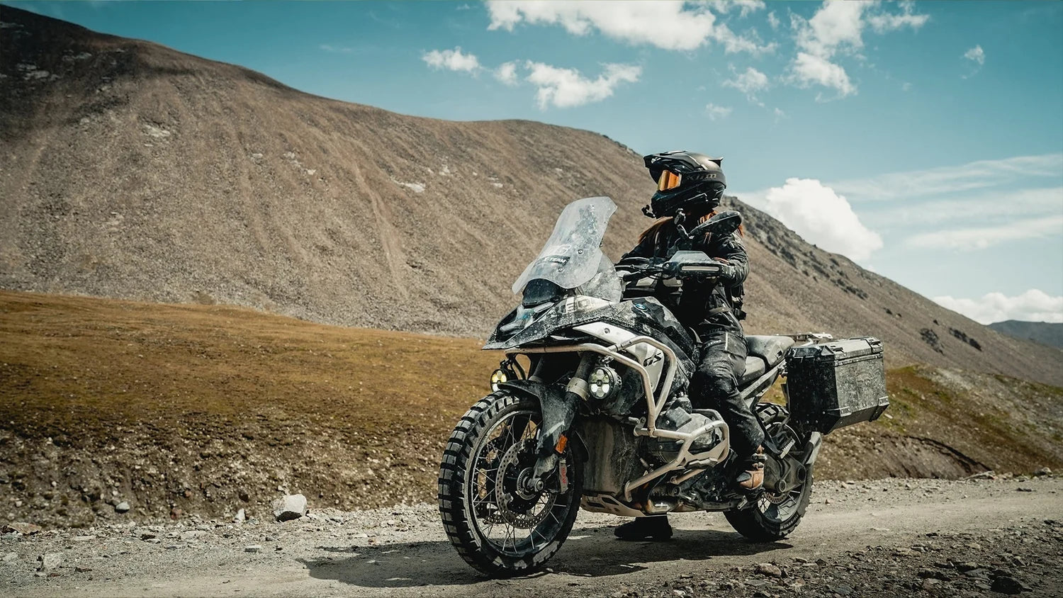 Motociclista nel deserto con BMW R 1300 GS interamente accessoriata Loboo