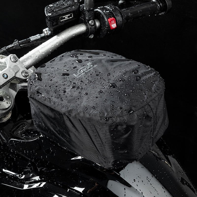Copertura antipioggia montata sulla BTB05BK sotto la pioggia, su BMW