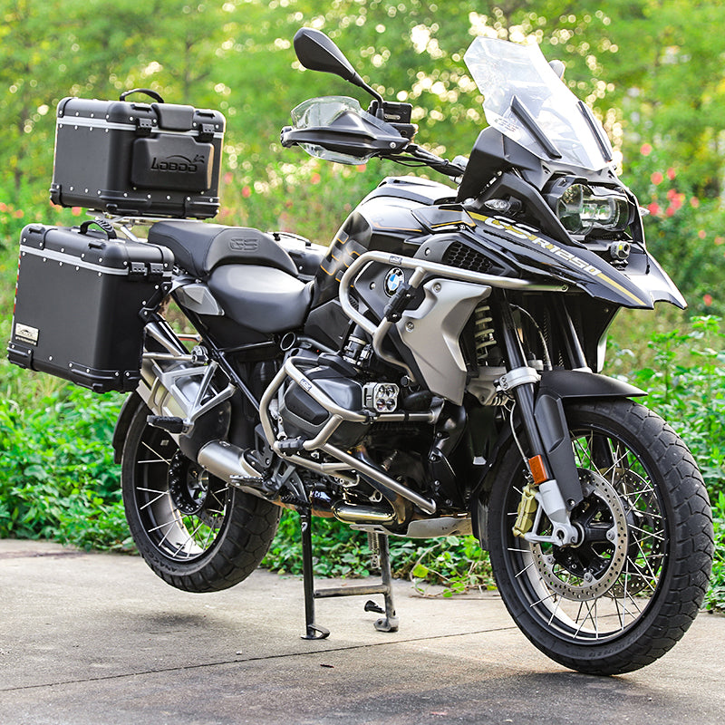 BMW R 1250 GS con crash bar LOBOO CHG08 argento, valigie e bauletto neri, vista di tre quarti destra