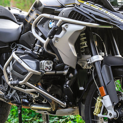 Dettaglio del set completo argento LOBOO CHG08 con faretto ausiliario sulla BMW R 1250 GS