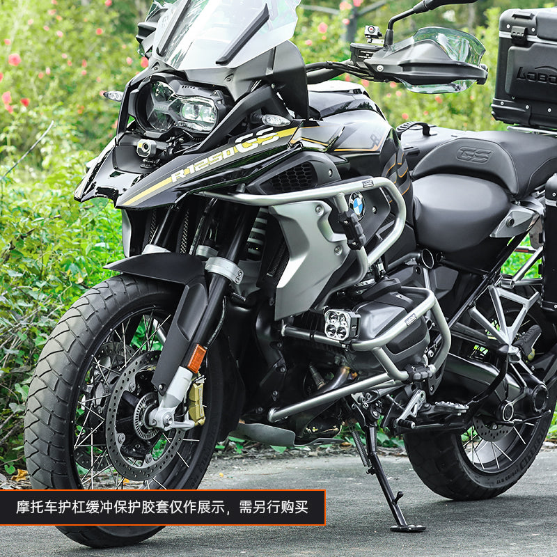BMW R 1250 GS con set completo argento LOBOO CHG08 e faretti ausiliari, vista di tre quarti sinistra